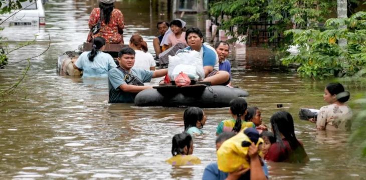 印尼多地“旱季”遭洪灾 气象部门称三因素叠加所致
