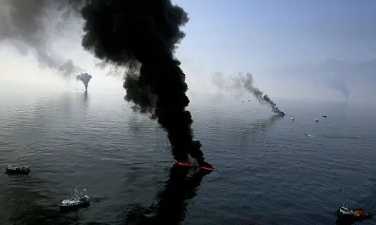 2020年墨西哥湾石油泄漏事故，导致11人死亡，数百万桶石油泄漏到海洋中，造成严重污染/BBC 图