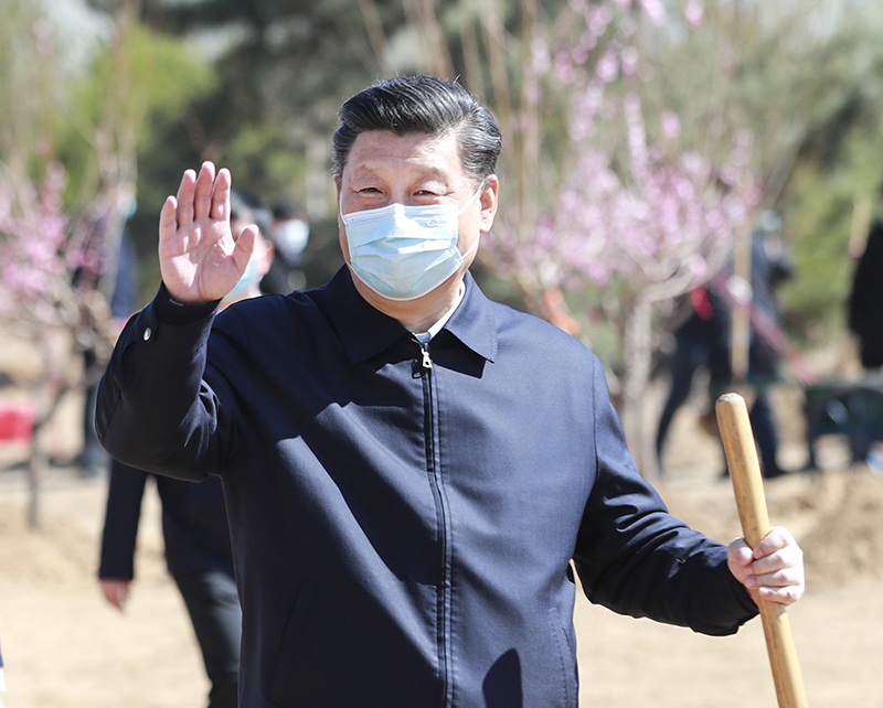 2020年4月3日，习近平在北京市大兴区旧宫镇参加首都义务植树活动。