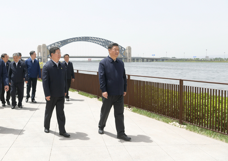 2020年5月12日，习近平在山西汾河太原城区晋阳桥段考察汾河水治理及沿岸生态保护、城市环境建设等情况。