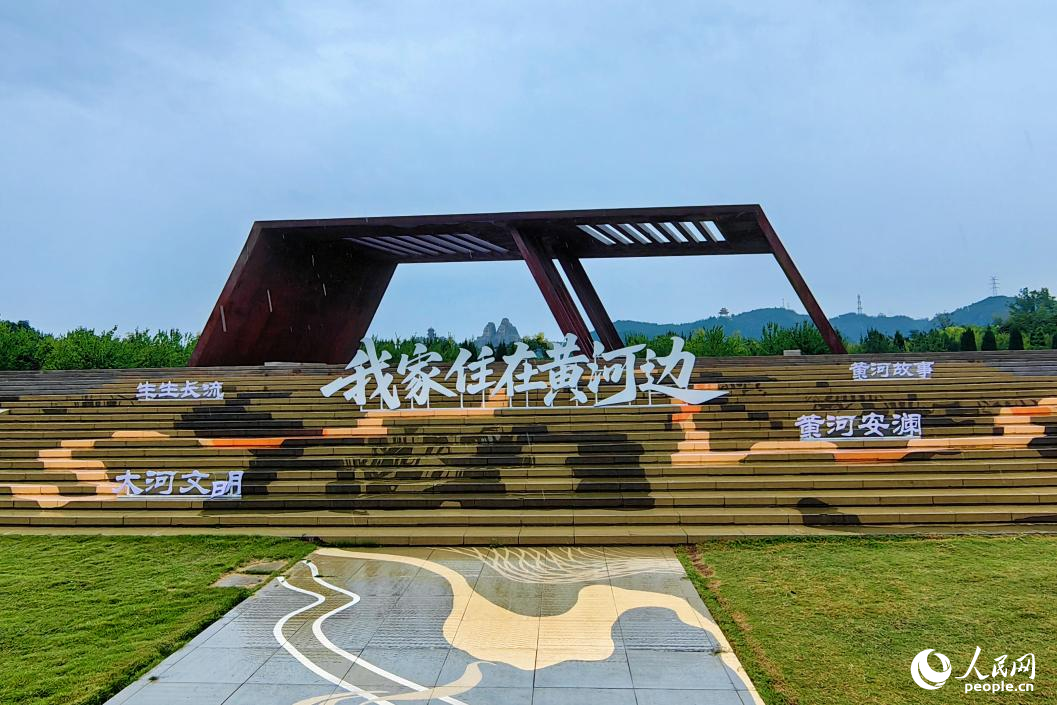 细雨中的郑州黄河文化公园。.jpg