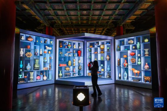 9月29日，观众参观“遇见你的故宫色”裸眼3D数字展。.jpg