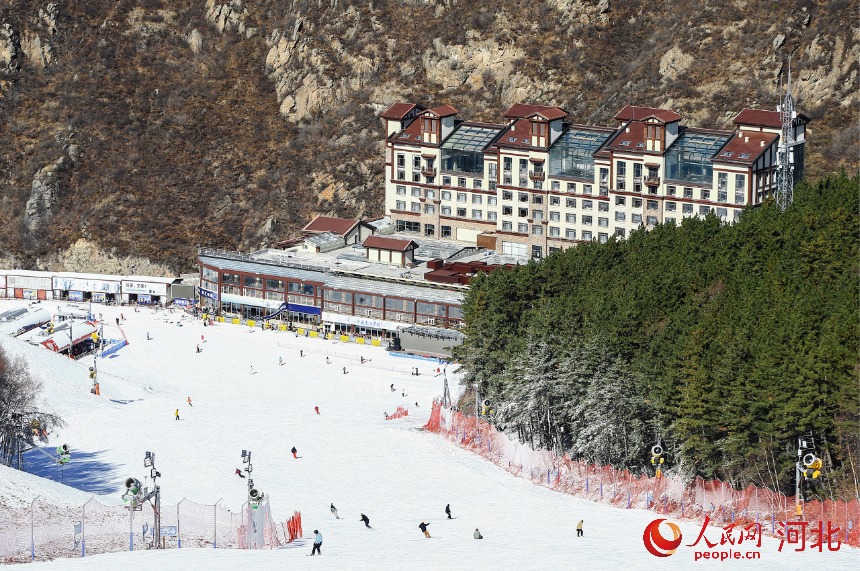 雪友在万龙滑雪场享受滑雪乐趣。人民网记者 赵明妍摄3.jpg