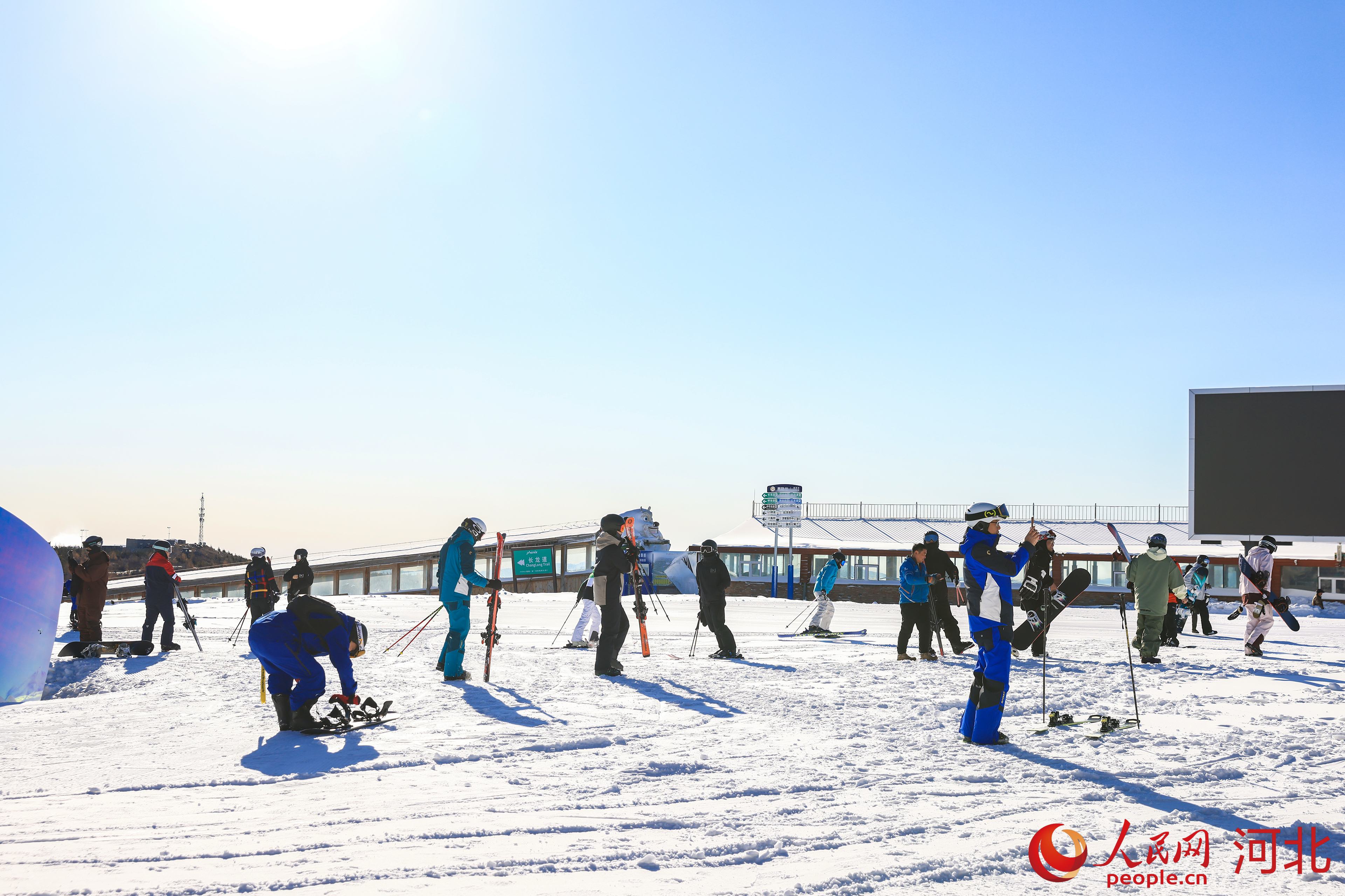 雪友在万龙滑雪场享受滑雪乐趣。人民网记者 赵明妍摄5.jpg