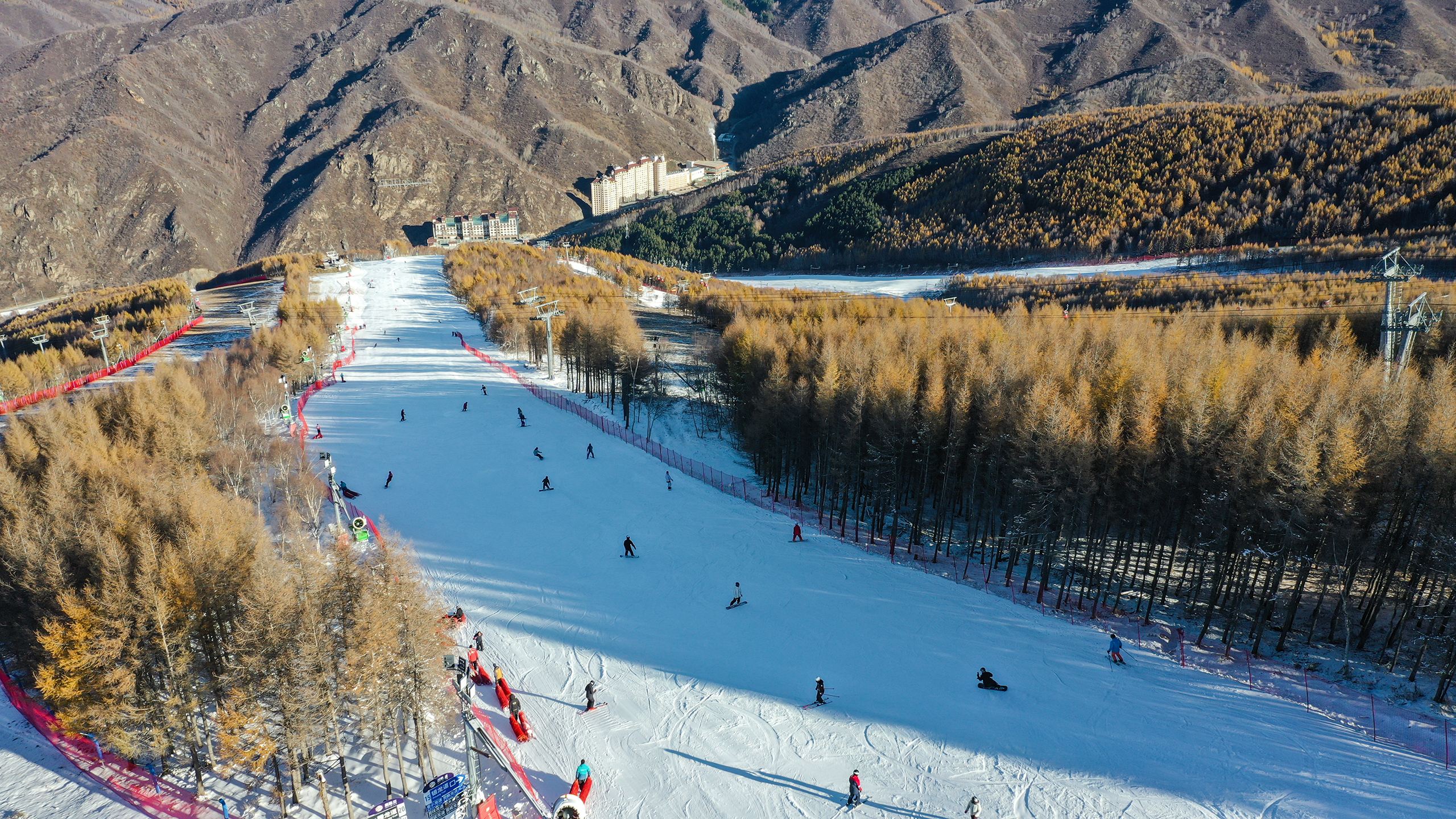 雪友在万龙滑雪场享受滑雪乐趣。于文静摄6.jpg