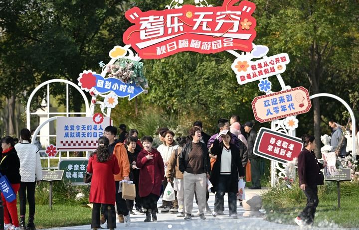 1761641091871352.jpg 2025年10月22日,人们在天津.jpg