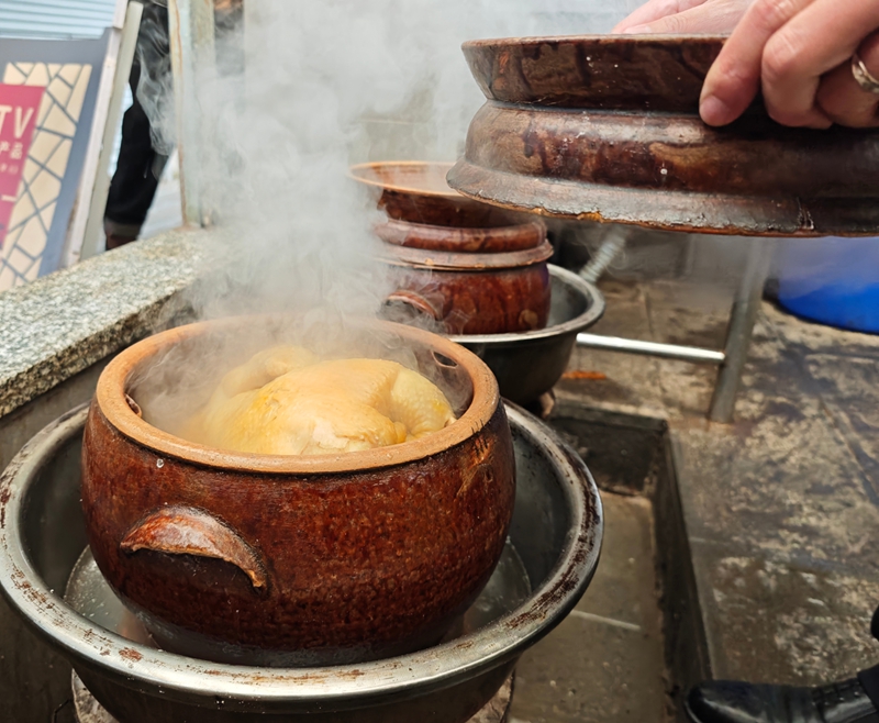 1767162940743967.jpg 当地特色美食盬子鸡。杨.jpg