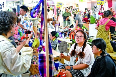 陕西西安的西仓市集文创公园内，“新二手市集”热闹.jpg