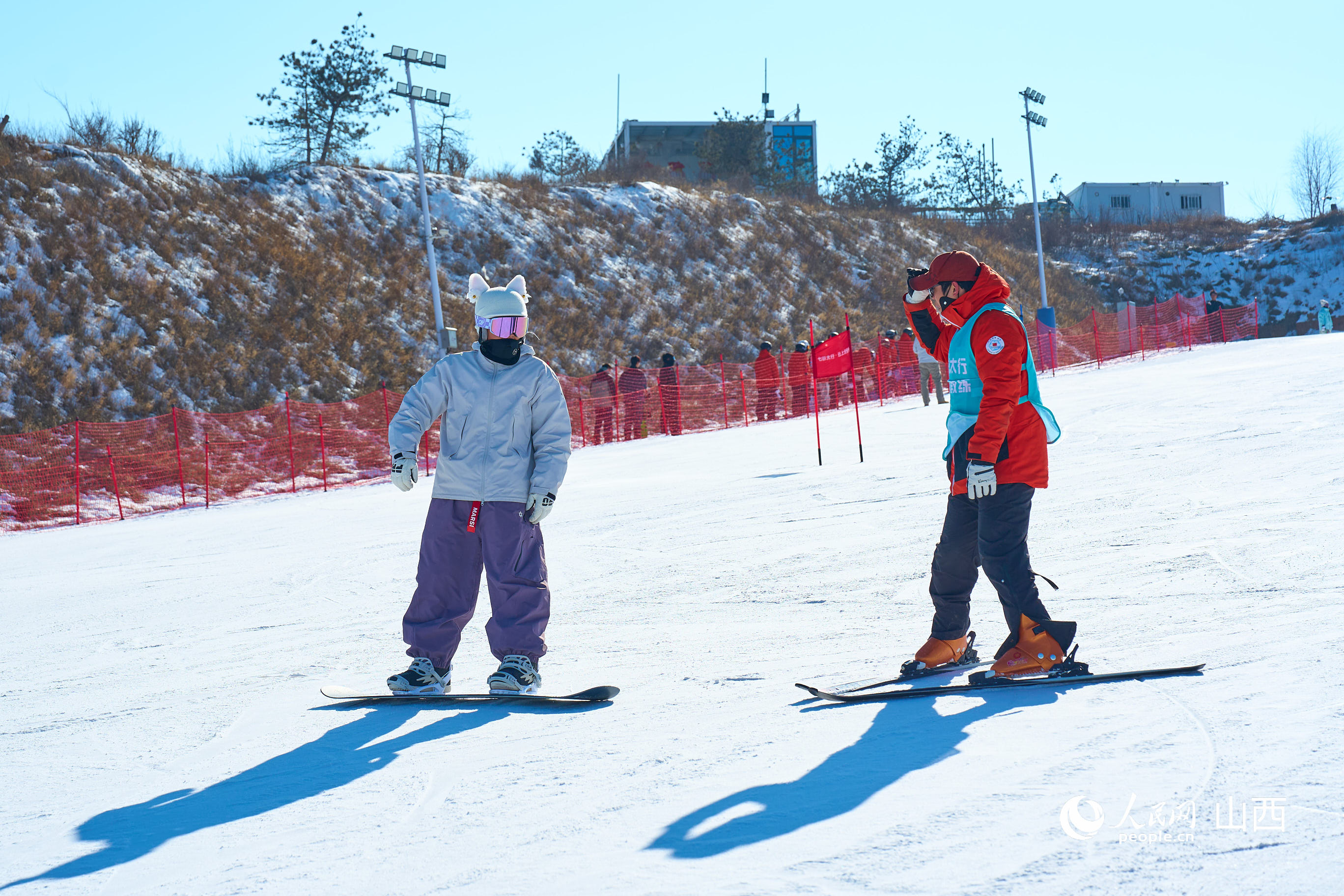 1768297038171445.jpg 七彩太行云上滑雪场上滑雪爱好者在.jpg