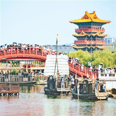 1768374909220103.jpg 河南开封清明上河园内游人如织。.jpg