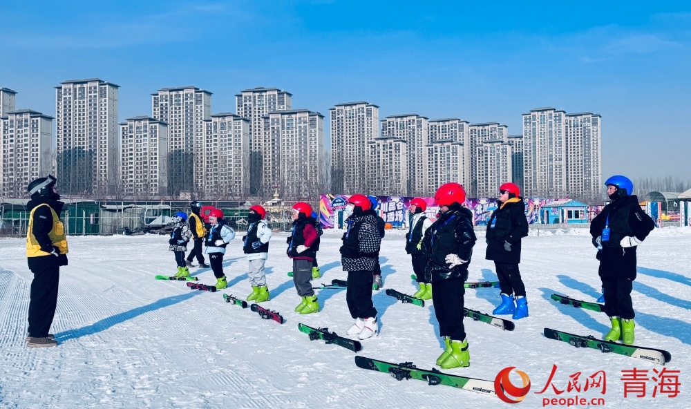 1769067375873522.jpg 教练带领同学们热身。人民.jpg