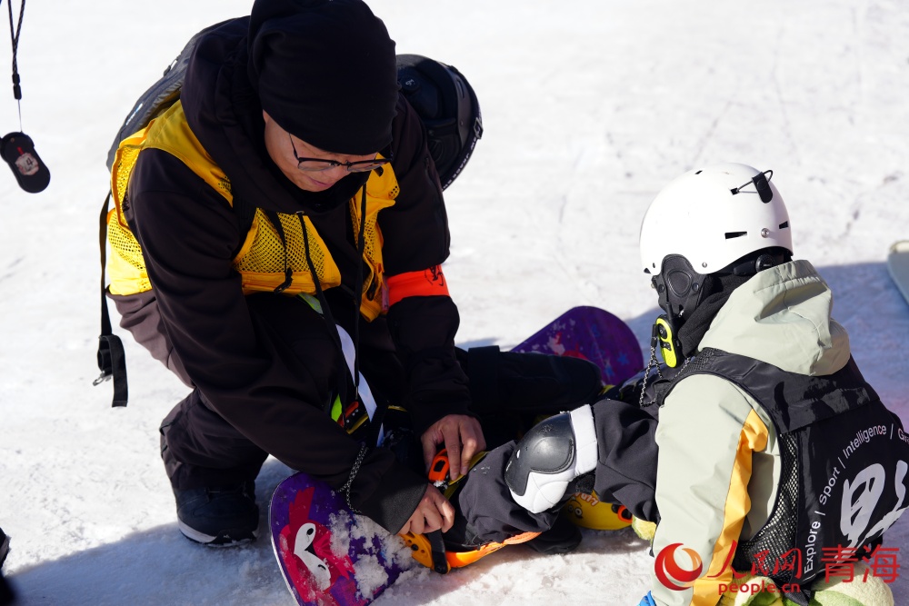 1769067411734918.jpg 教练给同学调整雪板。.jpg