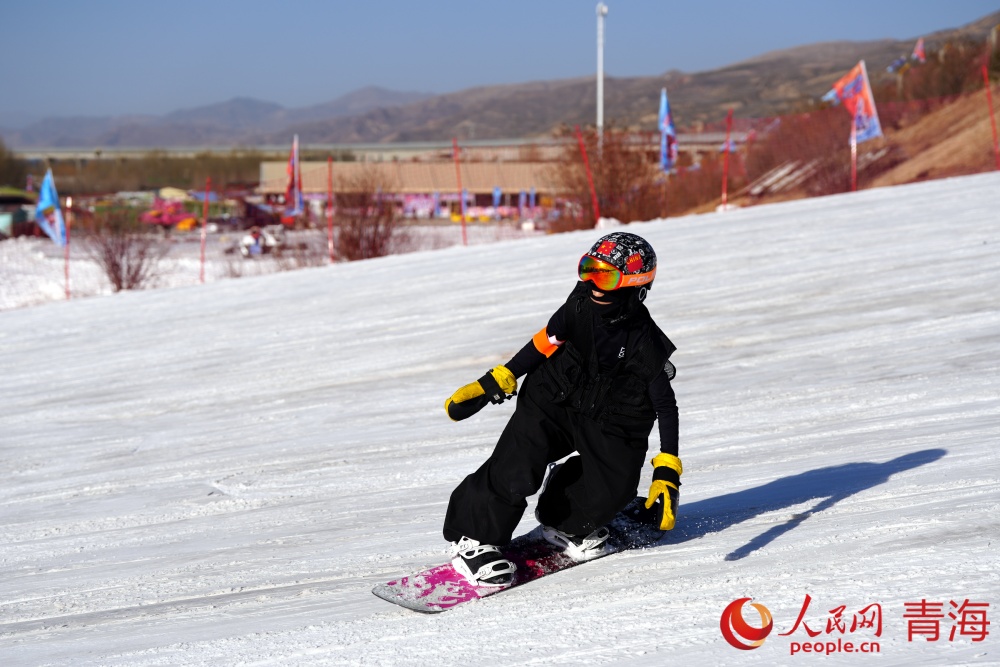 1769067428117069.jpg 熟练滑雪的小朋友。人.jpg