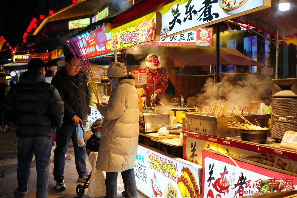 1769067447151946.jpg 青唐花街烟火气满溢。人.jpg