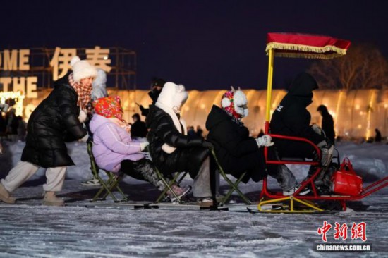 1773140011401346.jpg 游客在黑龙江伊春体验冰雪欢乐。.jpg