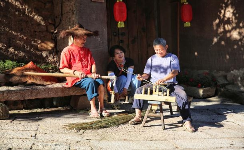 1773141233843390.jpg 古村手工艺人吸引游客驻足观赏。.jpg