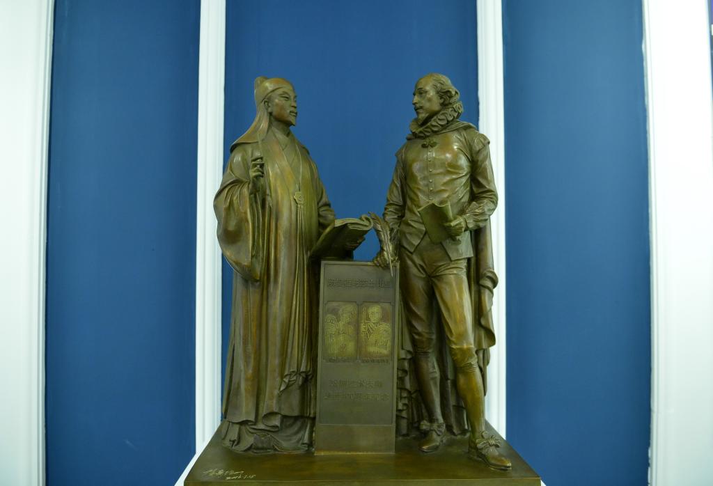 1773721692280216.jpg 这是中国江西抚州汤显祖纪念馆陈列的汤显祖遇见莎士比亚.jpg